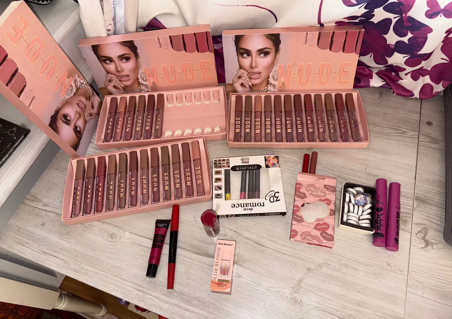 فروش ویژه رژ و لوازم آرایش (به دلیل جمع شدن مغازه)|آرایشی، بهداشتی، درمانی|تهران, قیطریه|دیوار