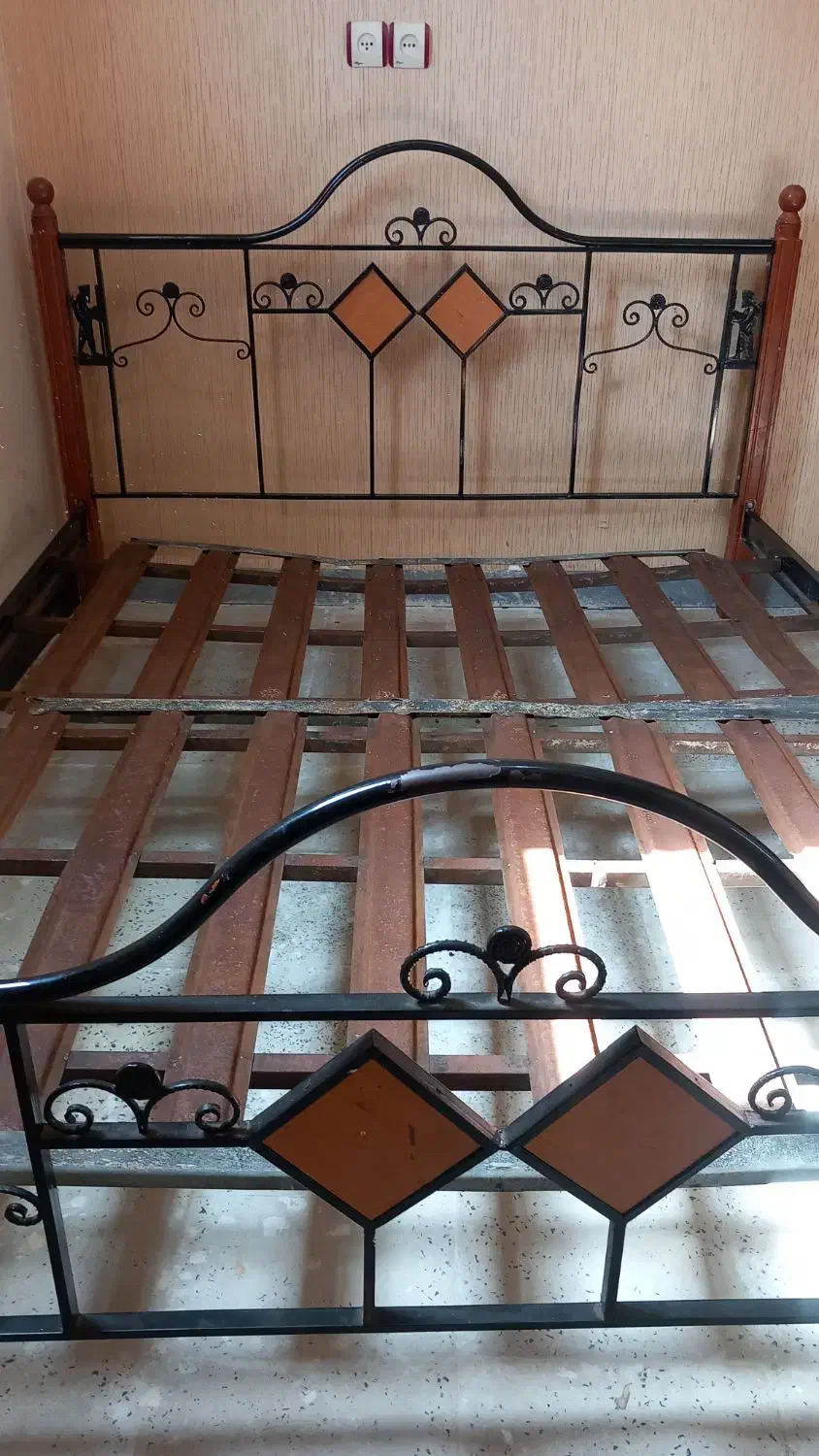 تخت دو نفره با میز آرایش و میز کوچک کنار تخت|تخت و سرویس خواب|دزفول, |دیوار