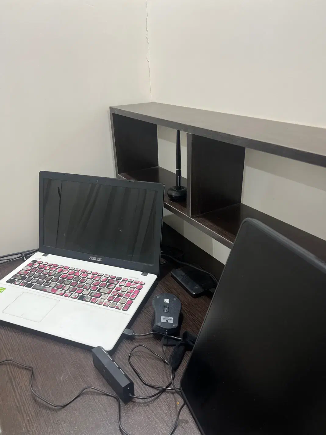 میز بزرگ|میز تحریر و کامپیوتر|آفتاب, |دیوار