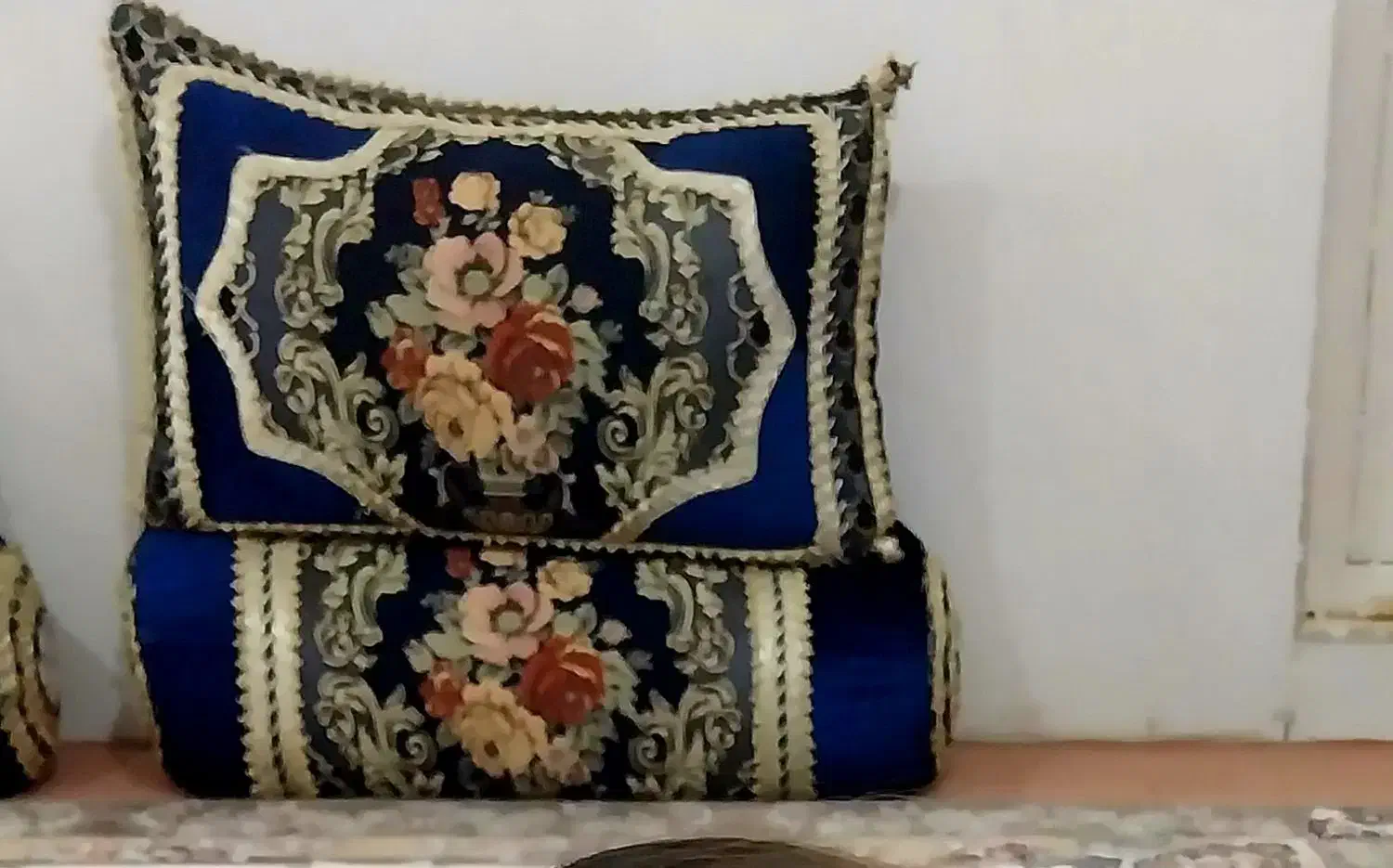 بالش محلی تمیز و کارکرده ولی در حد نو|رختخواب، بالش، پتو|سوق, |دیوار