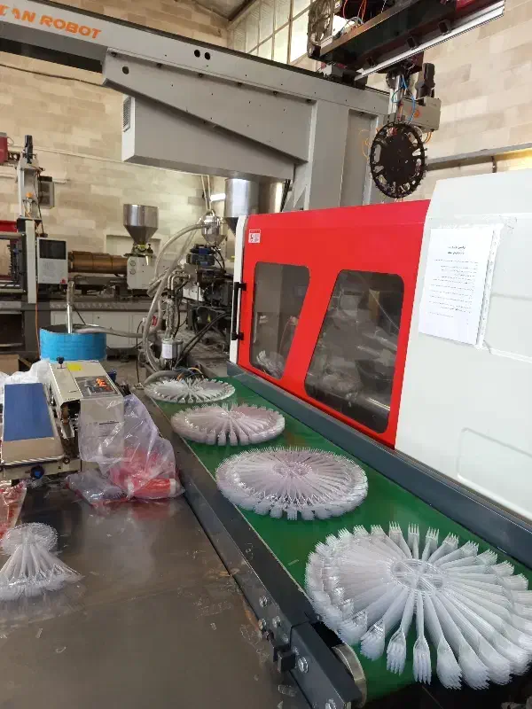 استخدام اپراتور و فنی کار دستگاه تزریق پلاستیک|استخدام صنعتی، فنی، مهندسی|امامزاده عبدالله, |دیوار