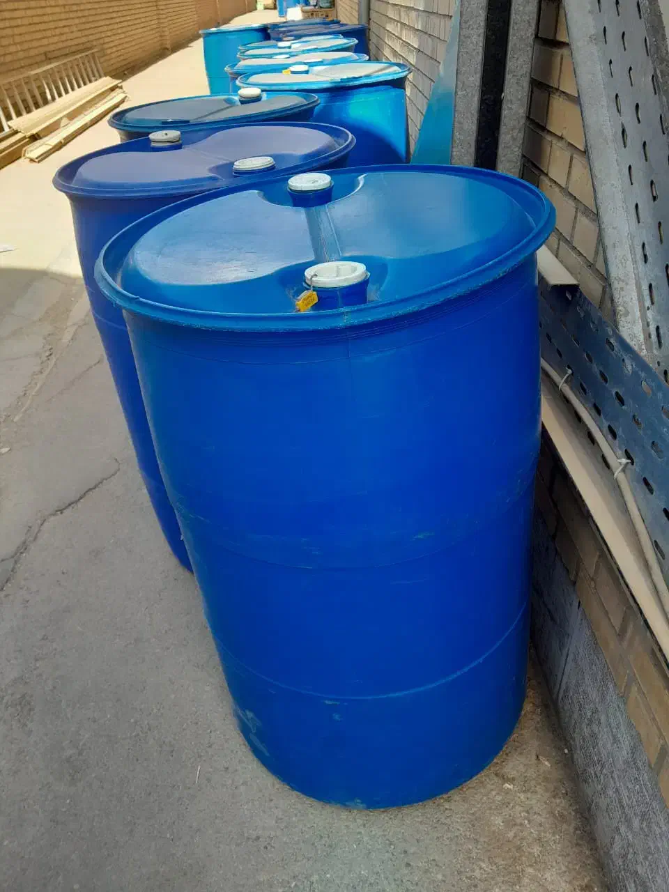 بشکه|ظروف نگهدارنده، پلاستیکی، یک‌بارمصرف|صحنه, |دیوار