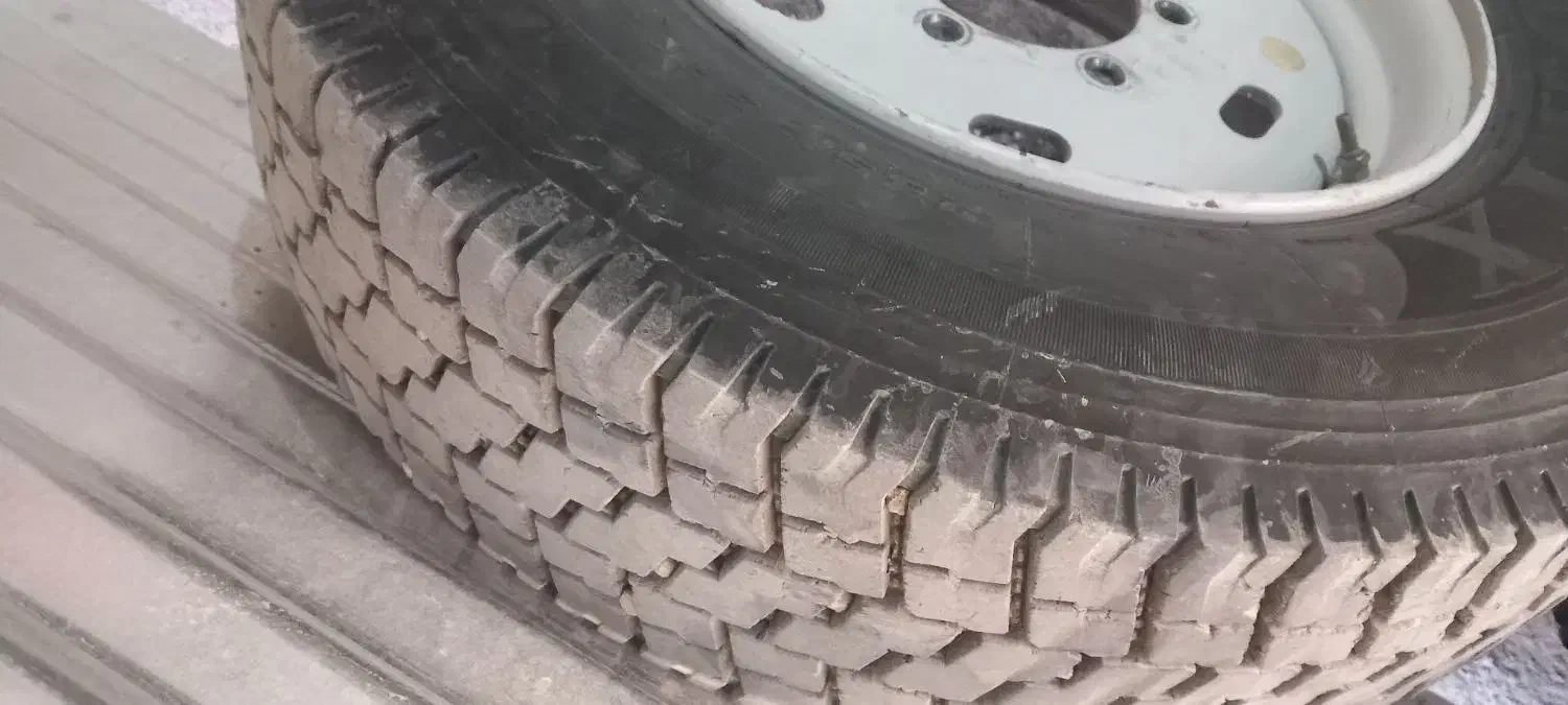 یک جفت لاستیک گل عقب نیسان ۹۰ درصد با رینگ ترک|قطعات یدکی و لوازم جانبی|بافت, |دیوار