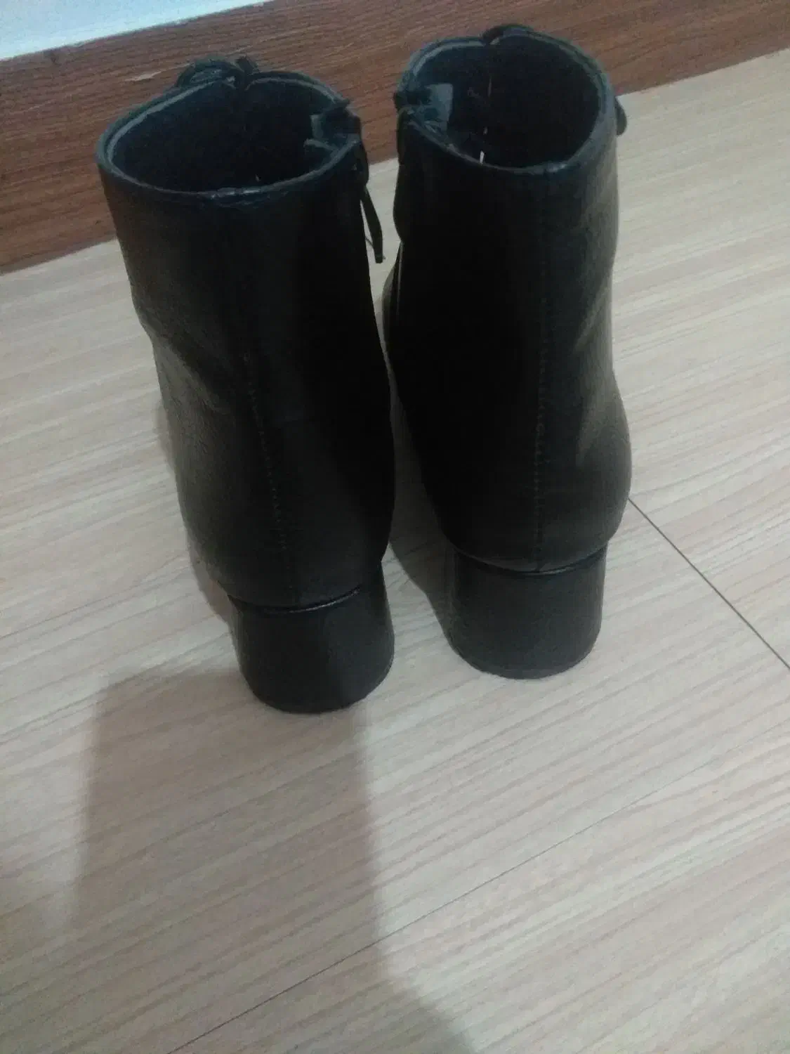 کفش|کیف، کفش، کمربند|آستانه اشرفیه, |دیوار