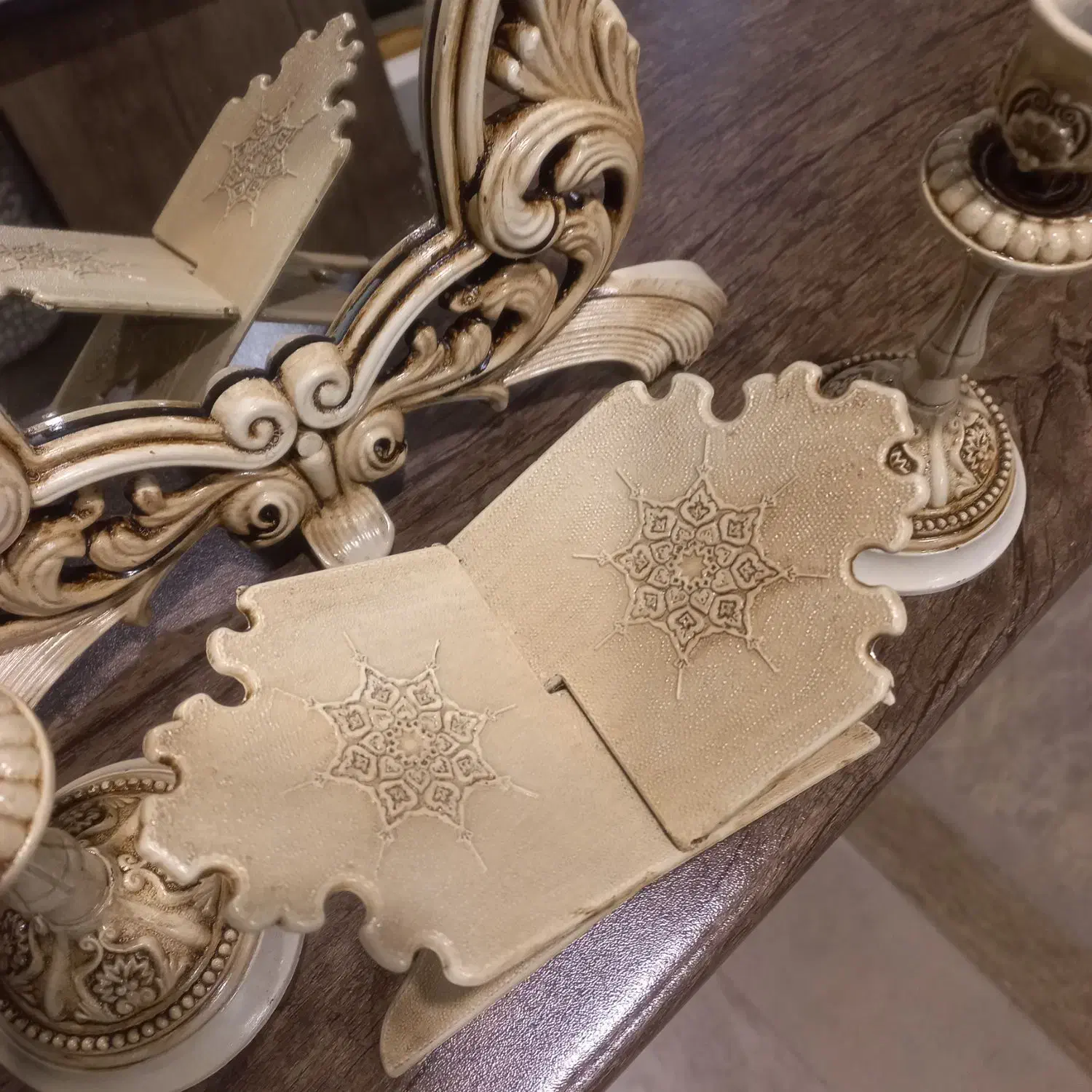 آینه و شمعدان رزین|آینه|بومهن, |دیوار