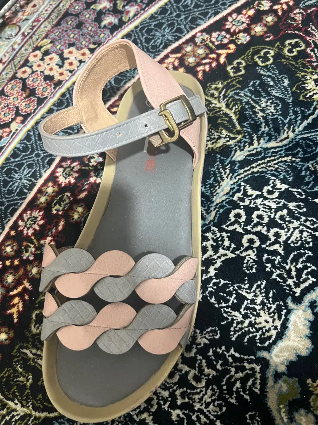 کفش|کیف، کفش، کمربند|قلعه قاضی, |دیوار