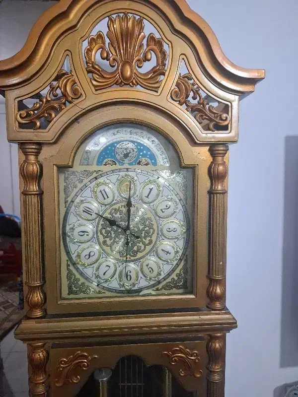 ساعت ایستاده رنگ طلایی کار میکنه فقط باطری میخواد|ساعت دیواری و تزئینی|لنگرود, |دیوار