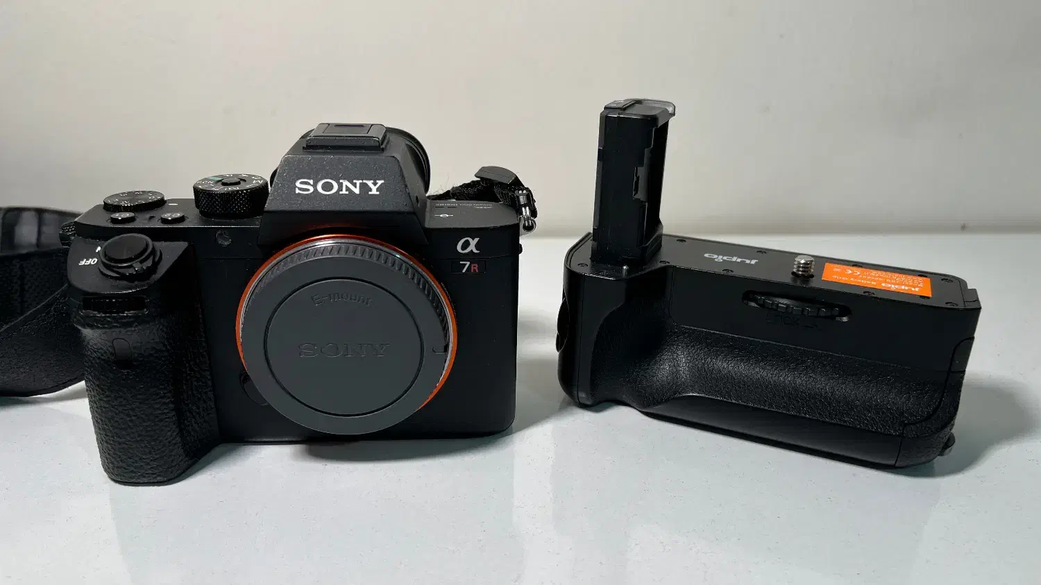 بدنه سونی R2 بهمراه گریپ و لنز سونی ۵۰ میلیمتری1/8|دوربین عکاسی و فیلم‌برداری|تهران, نجات اللهی|دیوار