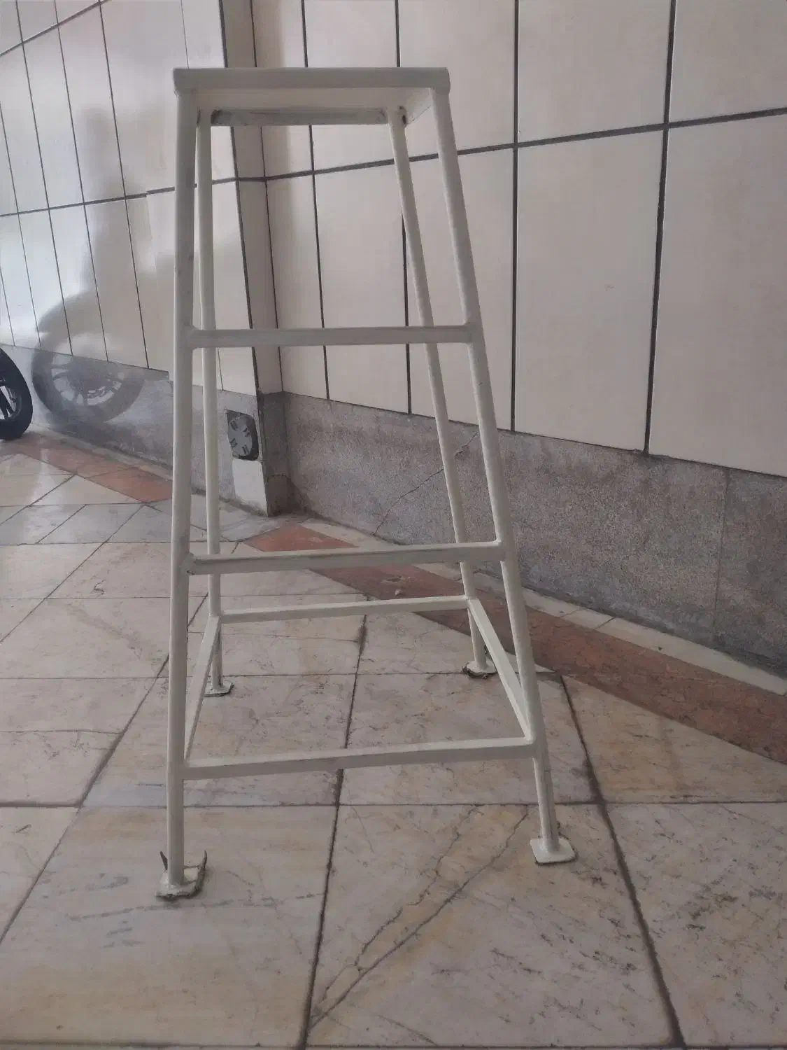 چهار پایه فلزی|صندلی و نیمکت|تهران, آهنگران (سراسیاب دولاب)|دیوار