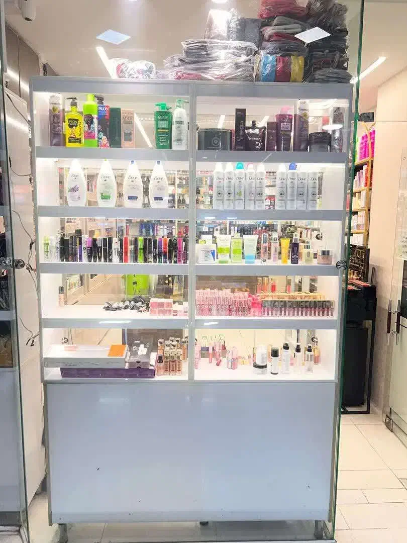 ویترین مغازه لوازم آرایشی در حد نو|فروشگاه و مغازه|اصفهان, باغ زرشک|دیوار