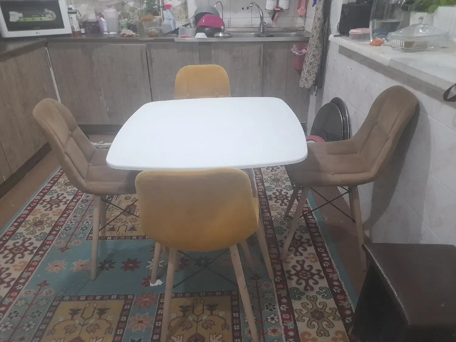 پرده کامل و کتیبه و میز غذا خوری ۴ نفره.جم|میز و صندلی غذاخوری|جم, |دیوار