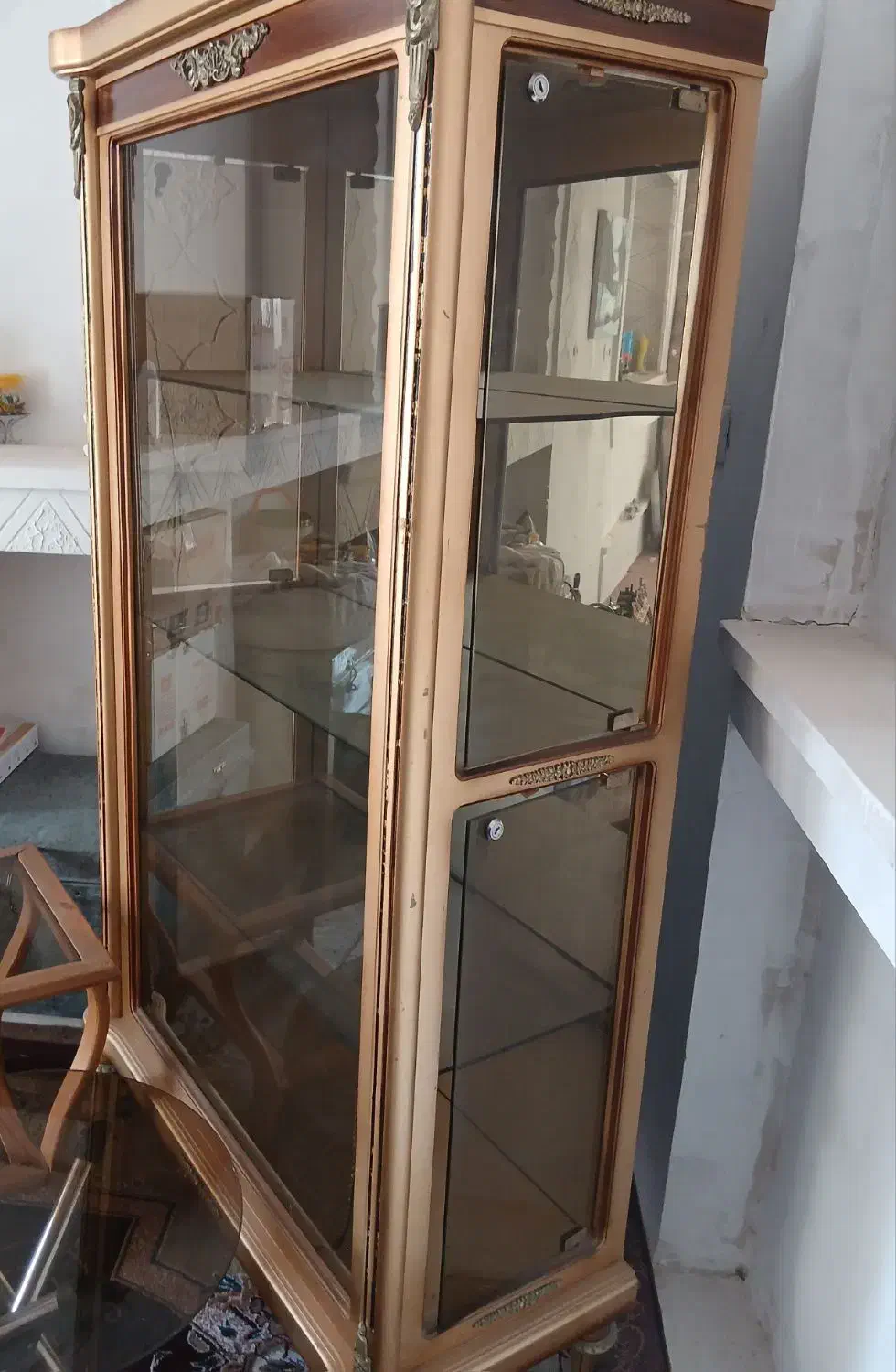 کمد ویترینی سالم  و میز عسلی|مبلمان خانگی و میز عسلی|کاشان, لتحر|دیوار