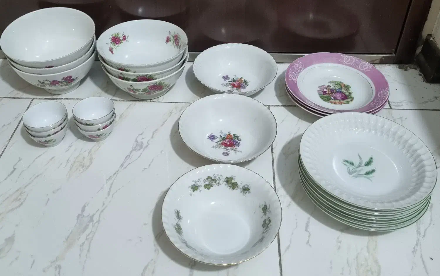 تعدادی ظروف قدیمی(گل سرخی ، گل گندمی )|ظروف سرو و پذیرایی|اندیشه, اندیشه فاز ۱|دیوار