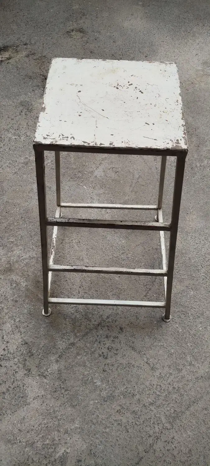 چهار پایه اهنی محکم|صندلی و نیمکت|تهران, علم و صنعت|دیوار