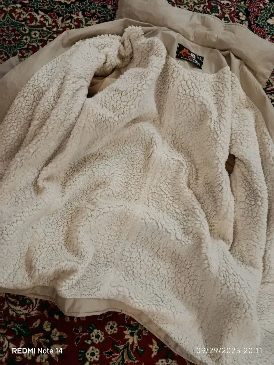 کاپشن|لباس|اصفهان, باغ فدک|دیوار