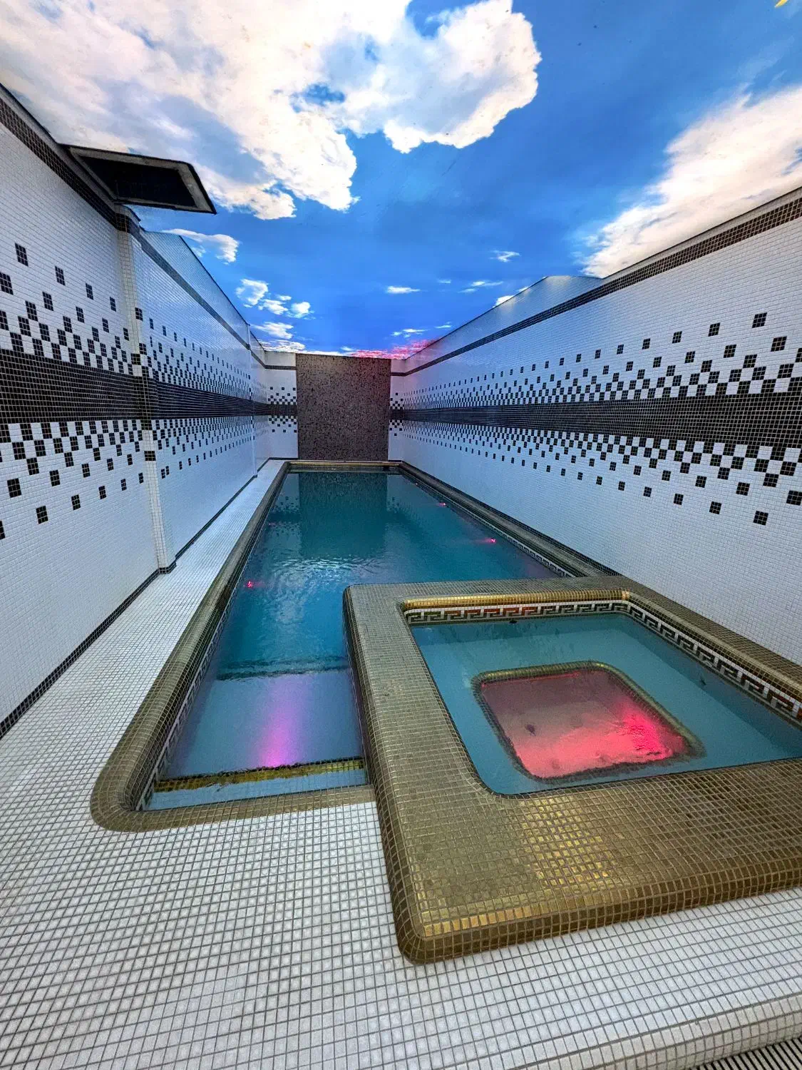 اجاره روزانه ویلای 800 متری بابزرگترین مجموعه آبی|اجارهٔ کوتاه‌مدت ویلا و باغ|مشهد, امیریه|دیوار