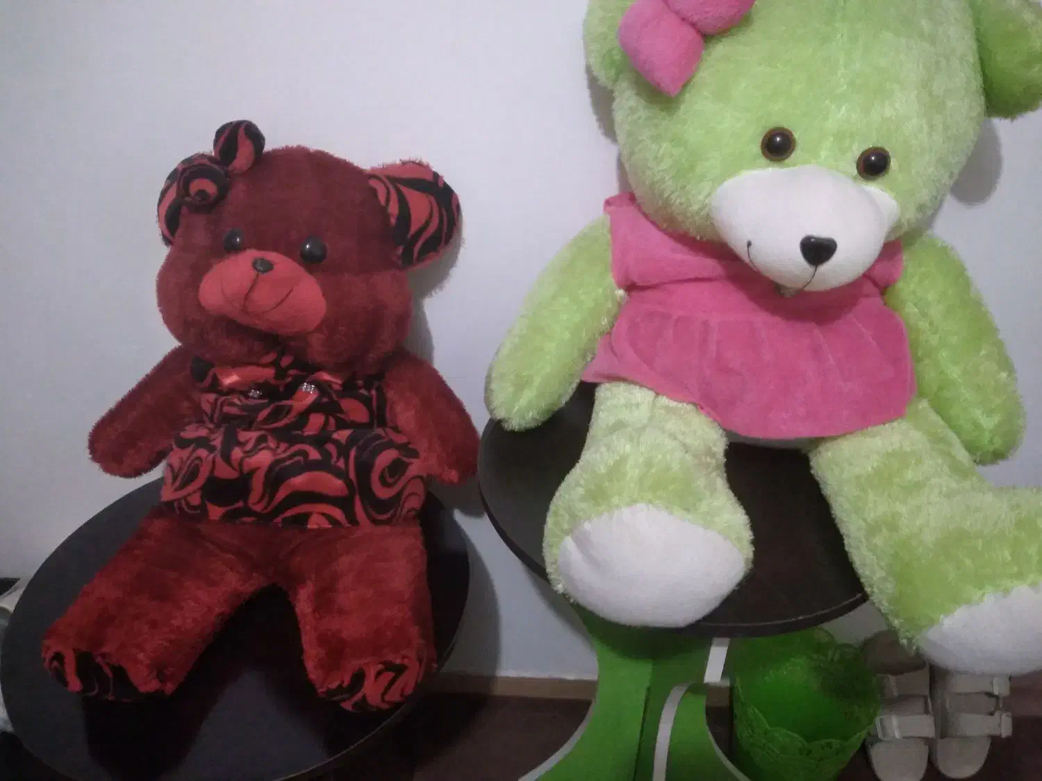 دوتا عروسک خیلی بزرگ با میزش|اسباب‌بازی بچه|شفت, |دیوار