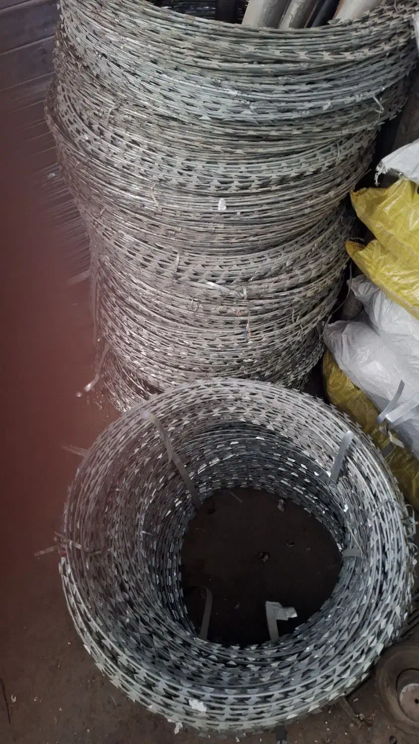 انواع تور فنس باغی(پایه سیمانی)|خدمات باغبانی و درختکاری|کرمانشاه, |دیوار