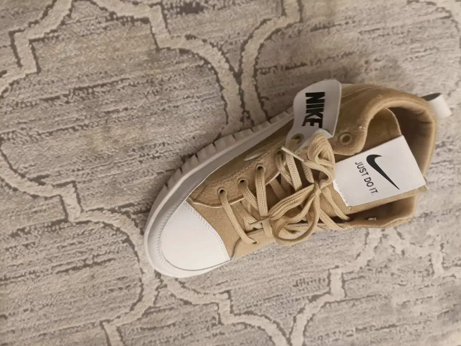 کتونی و کفش چرم|کیف، کفش، کمربند|سنگر, |دیوار