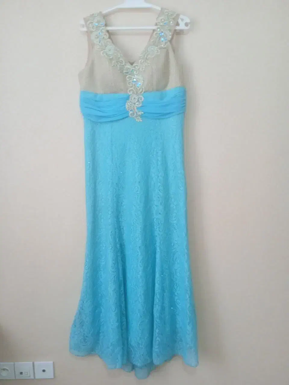 تعدادی لباس نو یکبار پوشیده شده|لباس|رودهن, |دیوار