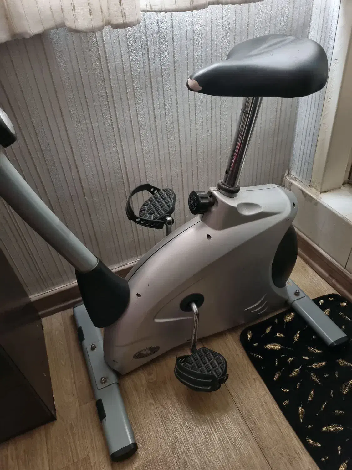 دوچرخه ثابت وکمربند ویبره چربی سوز|تجهیزات ورزشی|اندیشه, اندیشه فاز ۴|دیوار