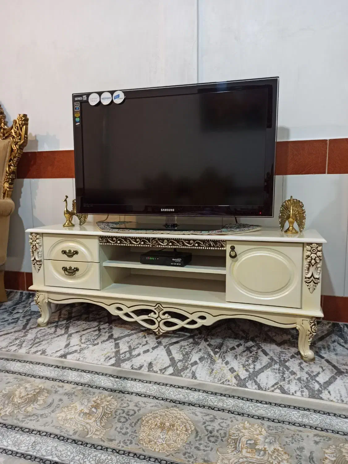 تلویزیون و زیر تلویزیون|تلویزیون و پروژکتور|بروجرد, |دیوار