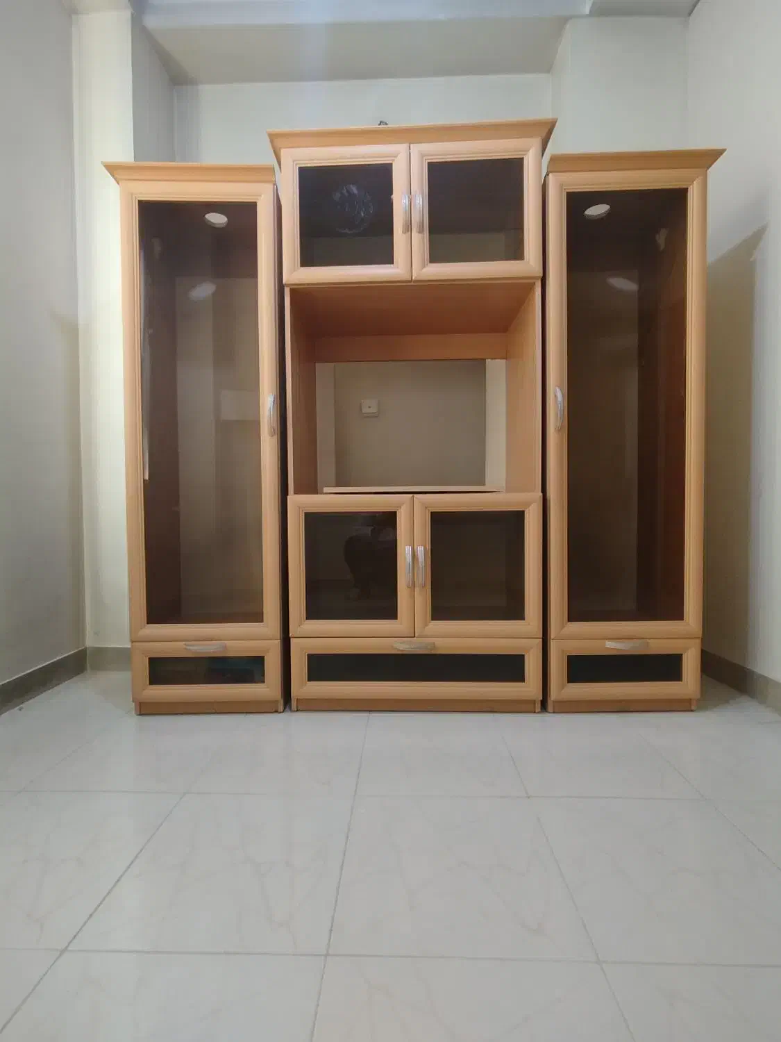 میز تلویزیون و ویترین|میز تلویزیون|ری, منصوریه منگل|دیوار