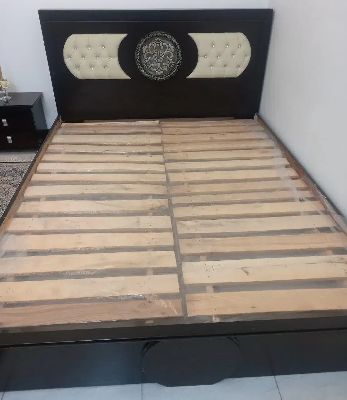 تخت دو نفره با کفی همراه یک جفت پاتختی|تخت و سرویس خواب|قم, انسجام|دیوار