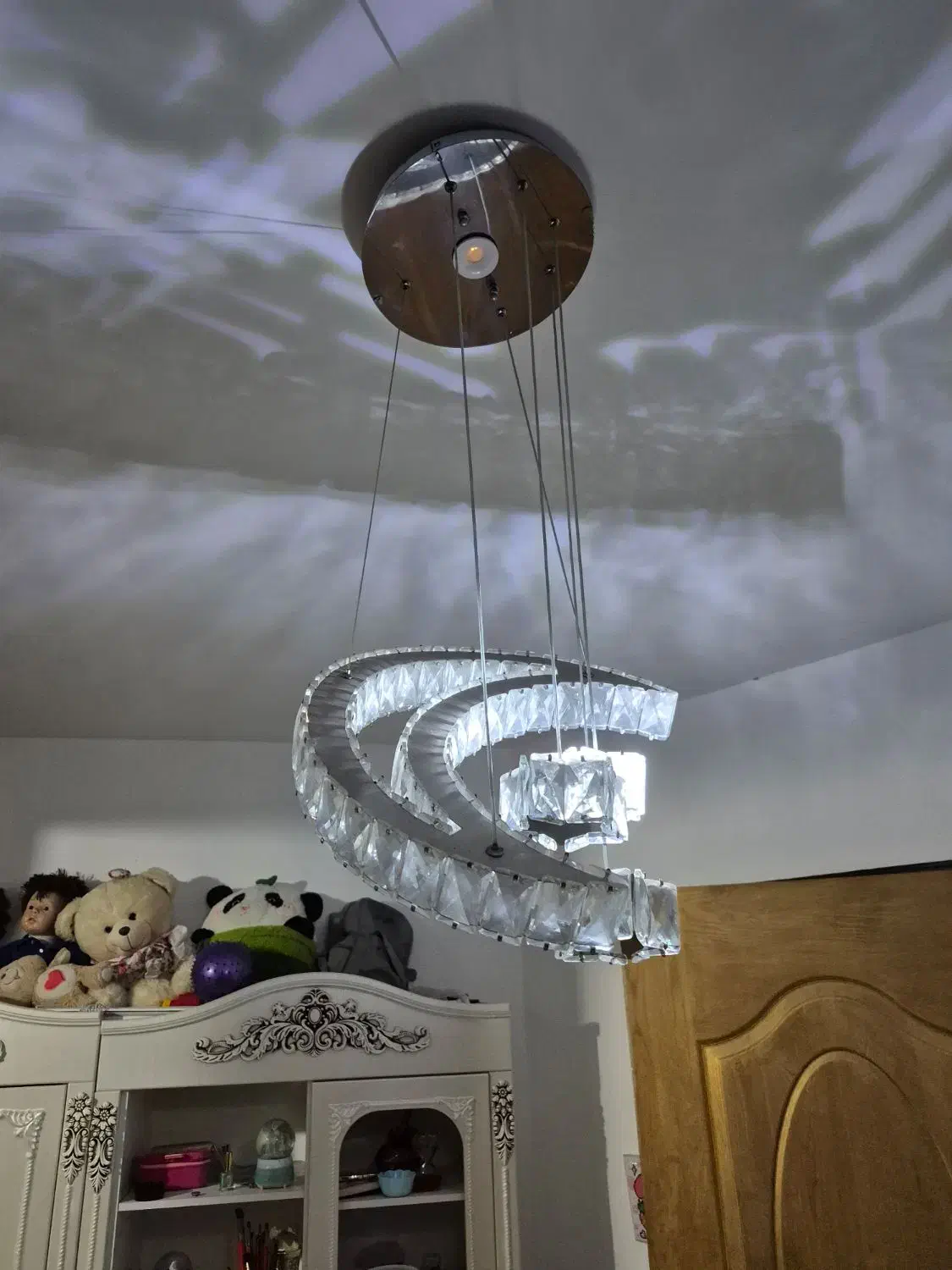 لوستر کریستالی ریموت دار با سه رنگ|لوستر و چراغ آویز|قدس, شهر‌قدس|دیوار