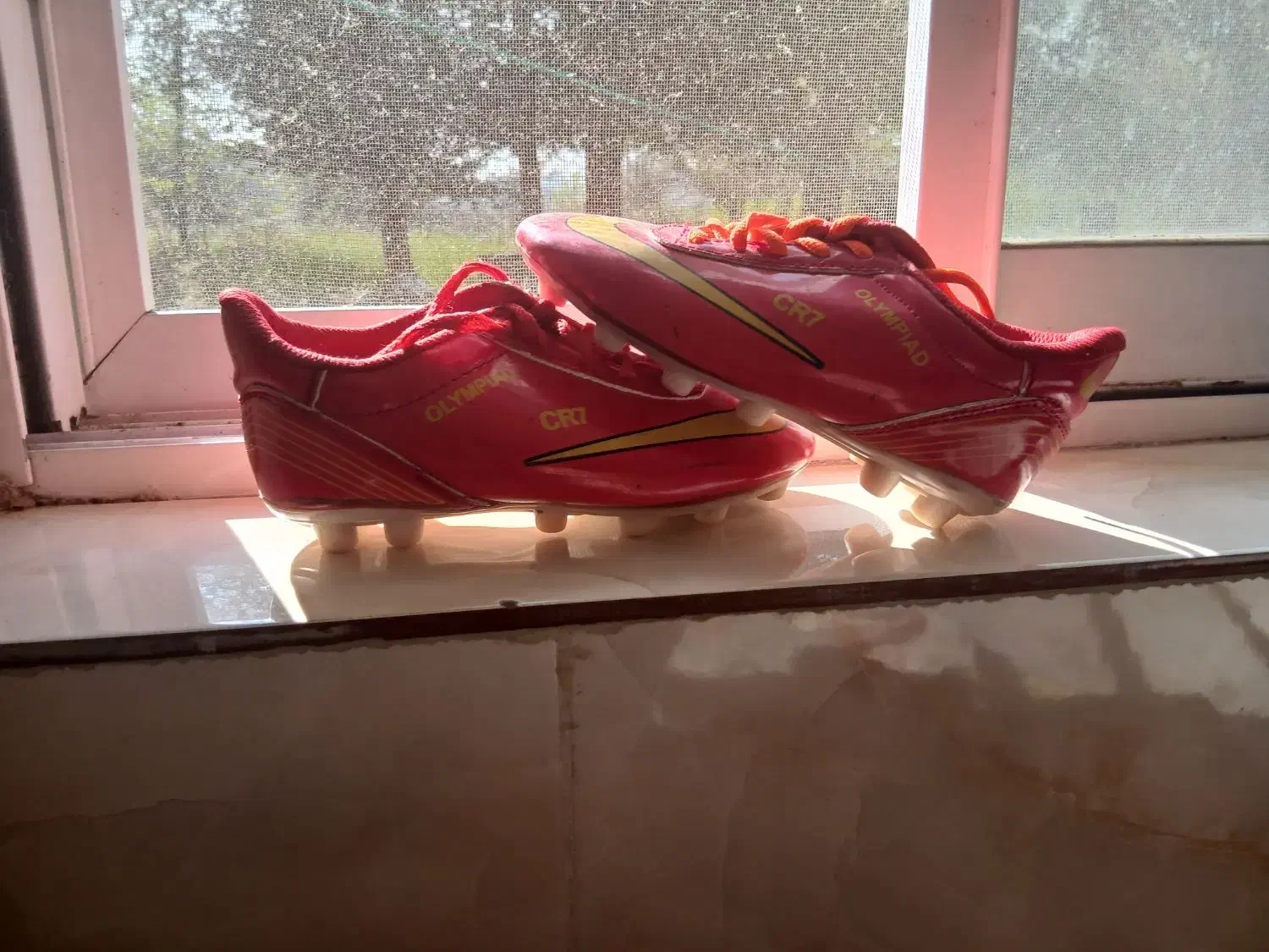 کفش|کیف، کفش، کمربند|رشت, استقامت ۱|دیوار