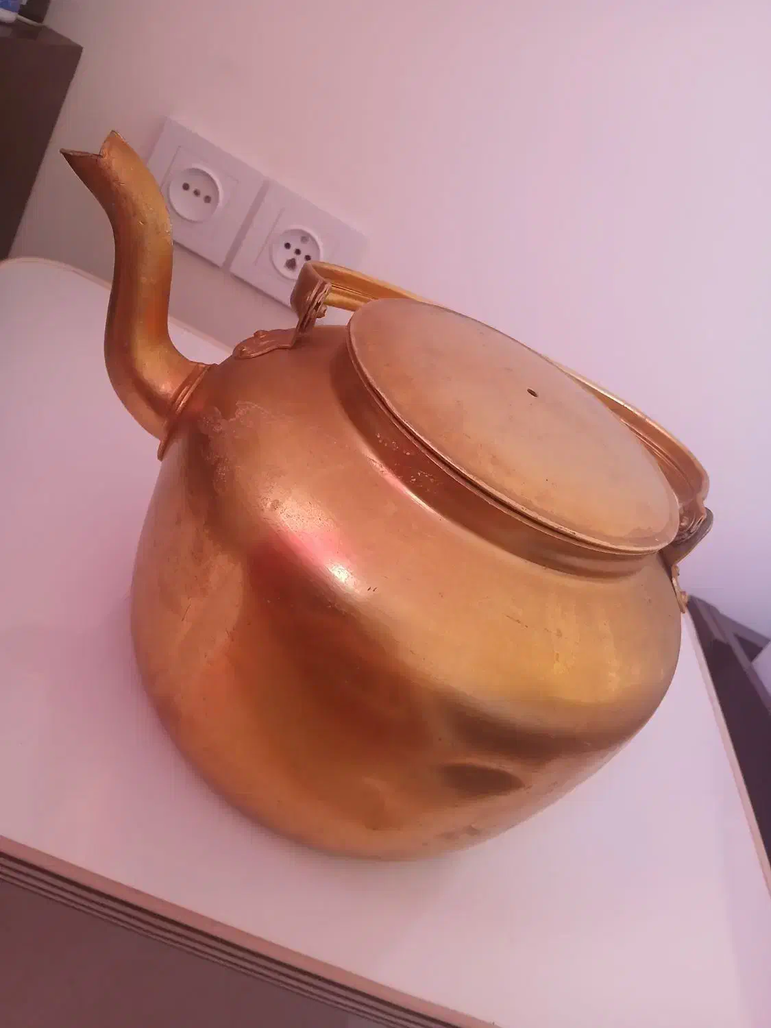 کتری بزرگ روحی رنگ‌ مسی|قوری، کتری، قهوه‌ساز دستی|پرند, فاز ۳|دیوار