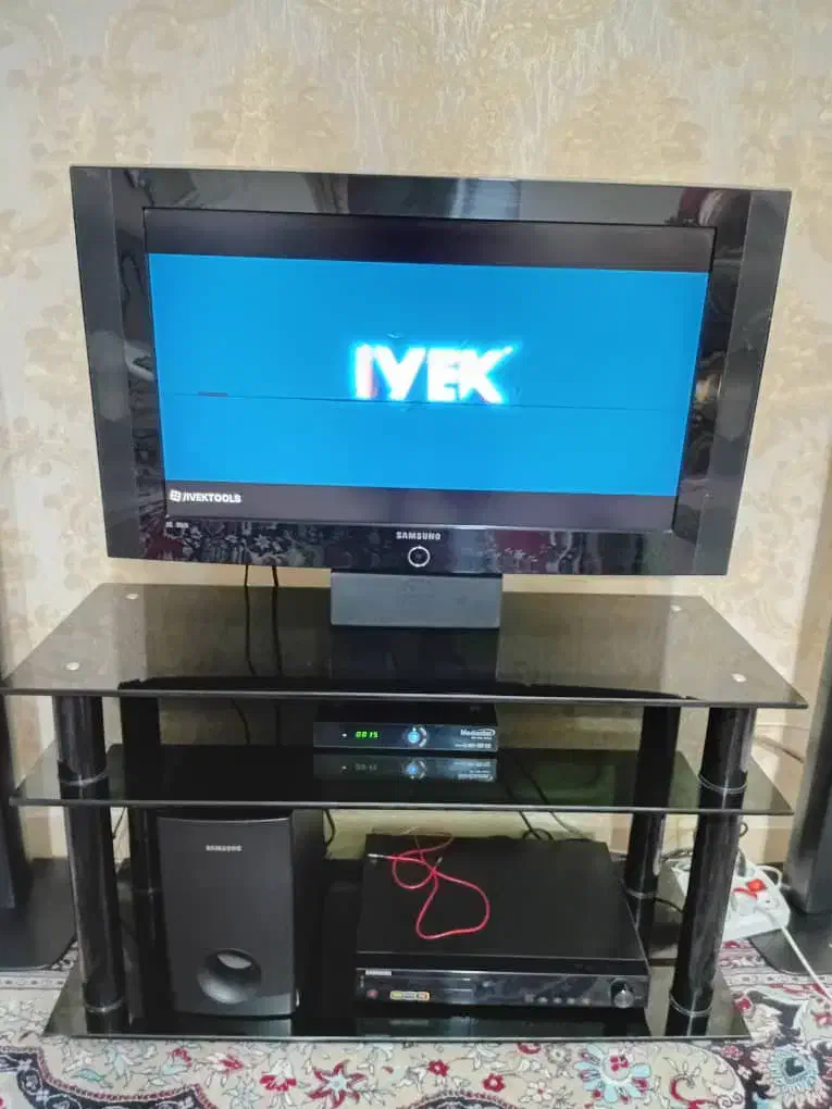 تلویزیون با میز|تلویزیون و پروژکتور|فردیس, شهرک ۱۱۰|دیوار