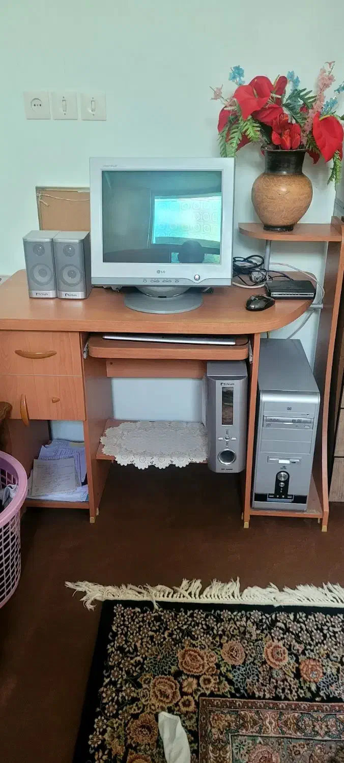 مانیتور‌ و کیس و کیبورد و موس‌ و اسپیکر و میز|میز تحریر و کامپیوتر|بجنورد, |دیوار