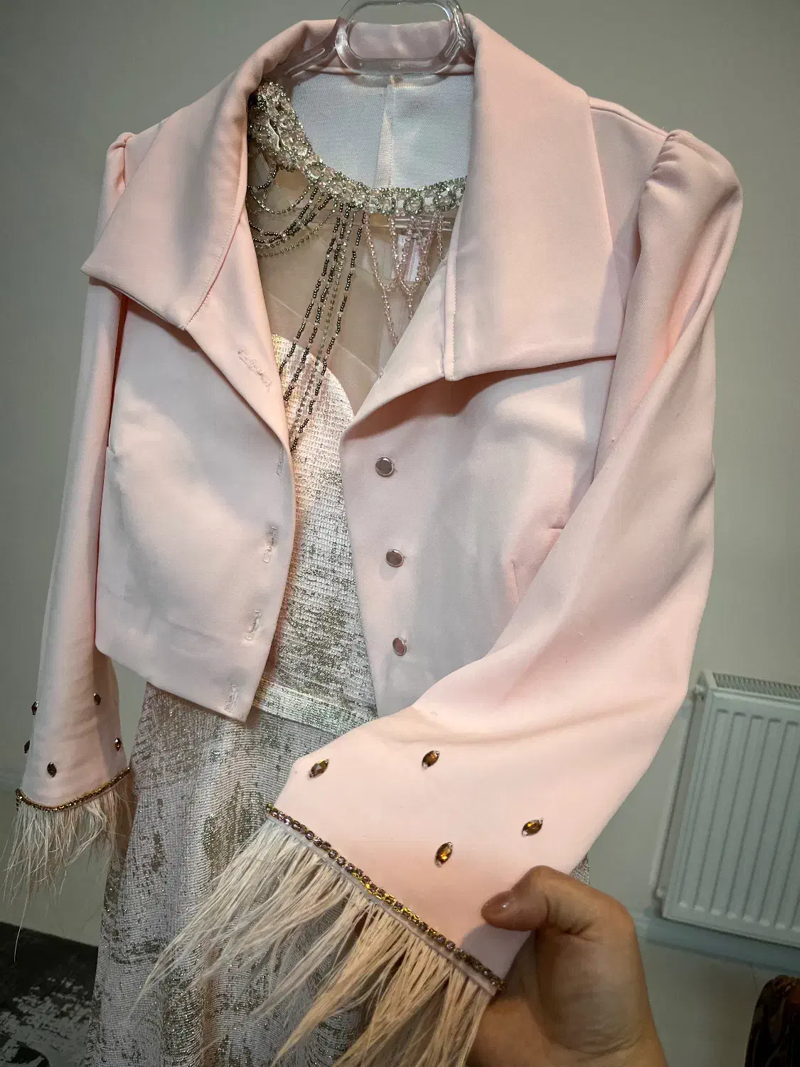 لباس مجلسی|لباس|مشهد, فتح المبین|دیوار