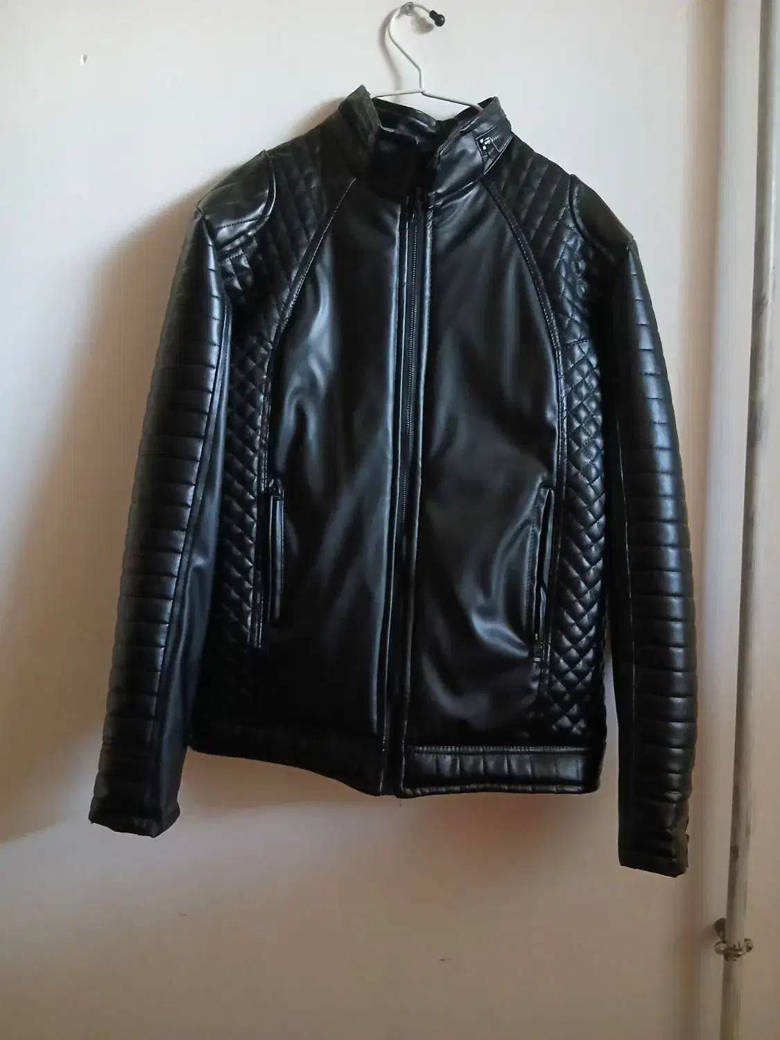 کابشن چرم|لباس|شفت, |دیوار