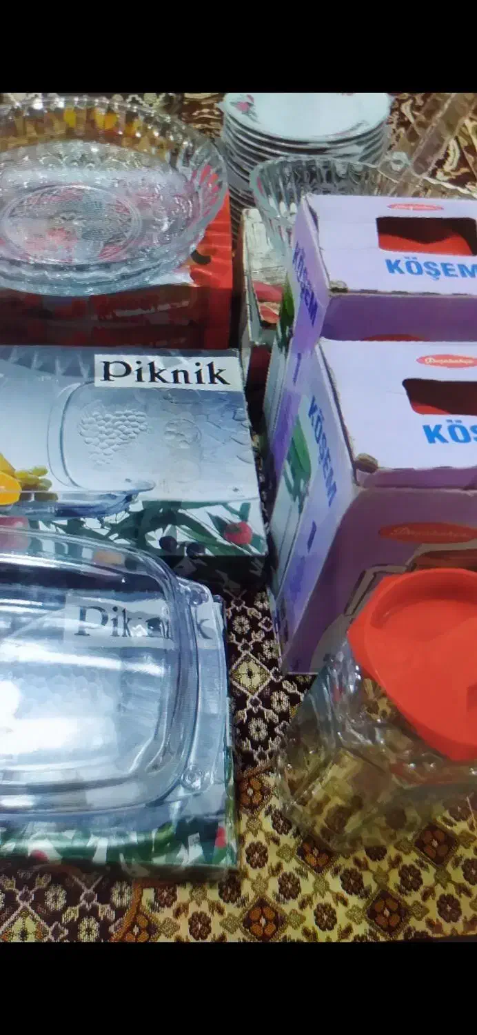 ظروف شیشهای پیرکس وچینی گل سرخی|ظروف سرو و پذیرایی|مرند, |دیوار