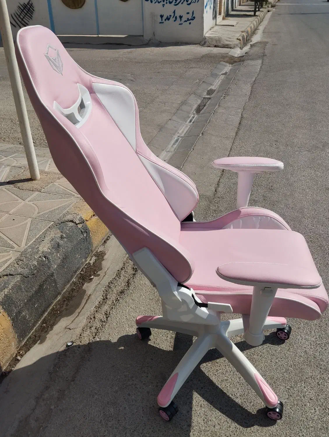 صندلی راحتی دانشجو درحد صفر ،رنگ صورتی|صندلی و نیمکت|جم, |دیوار