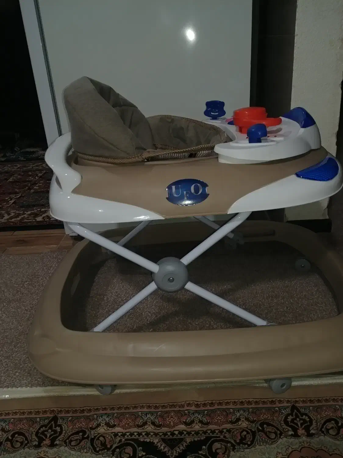 روروئک یوفو|کالسکه و لوازم جانبی|شاهین‌شهر, خانه کارگر|دیوار