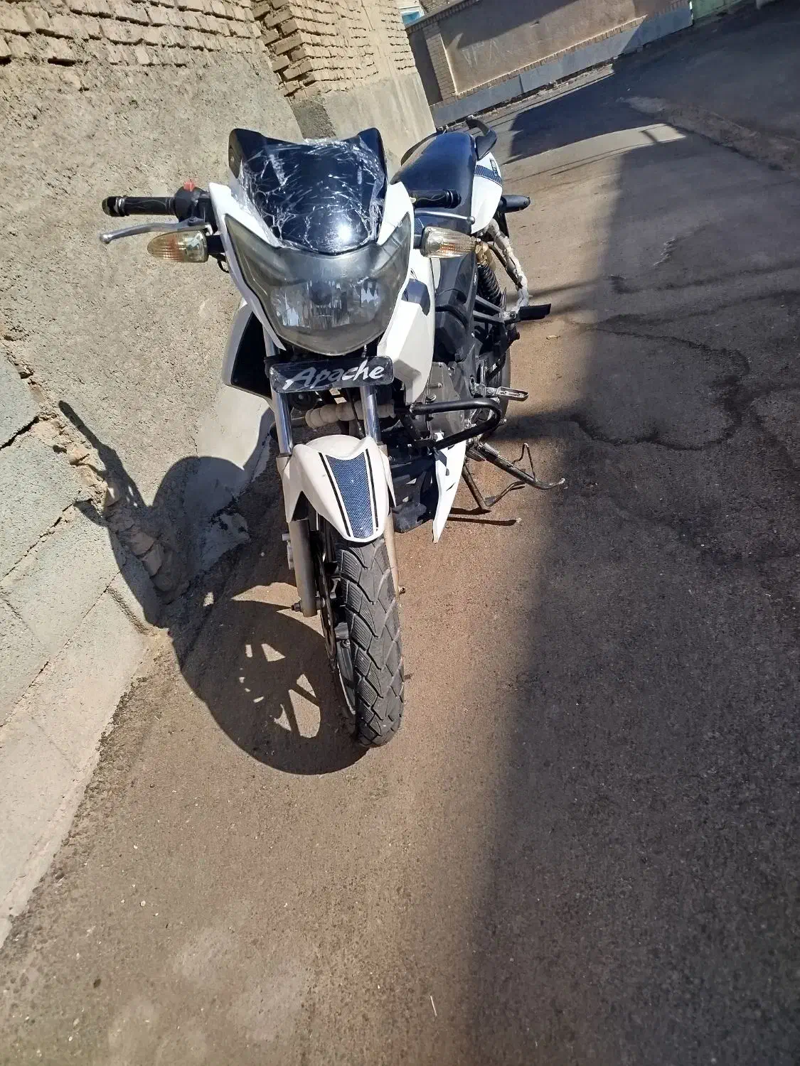 اپاچی|موتورسیکلت|سرایان, |دیوار