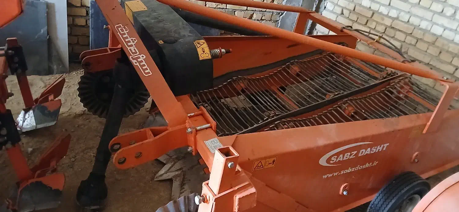 چهار عدد وسایل سیب زمینی در حدنو نوسیبکار فارو سرز|ماشین‌آلات صنعتی|لالجین, |دیوار