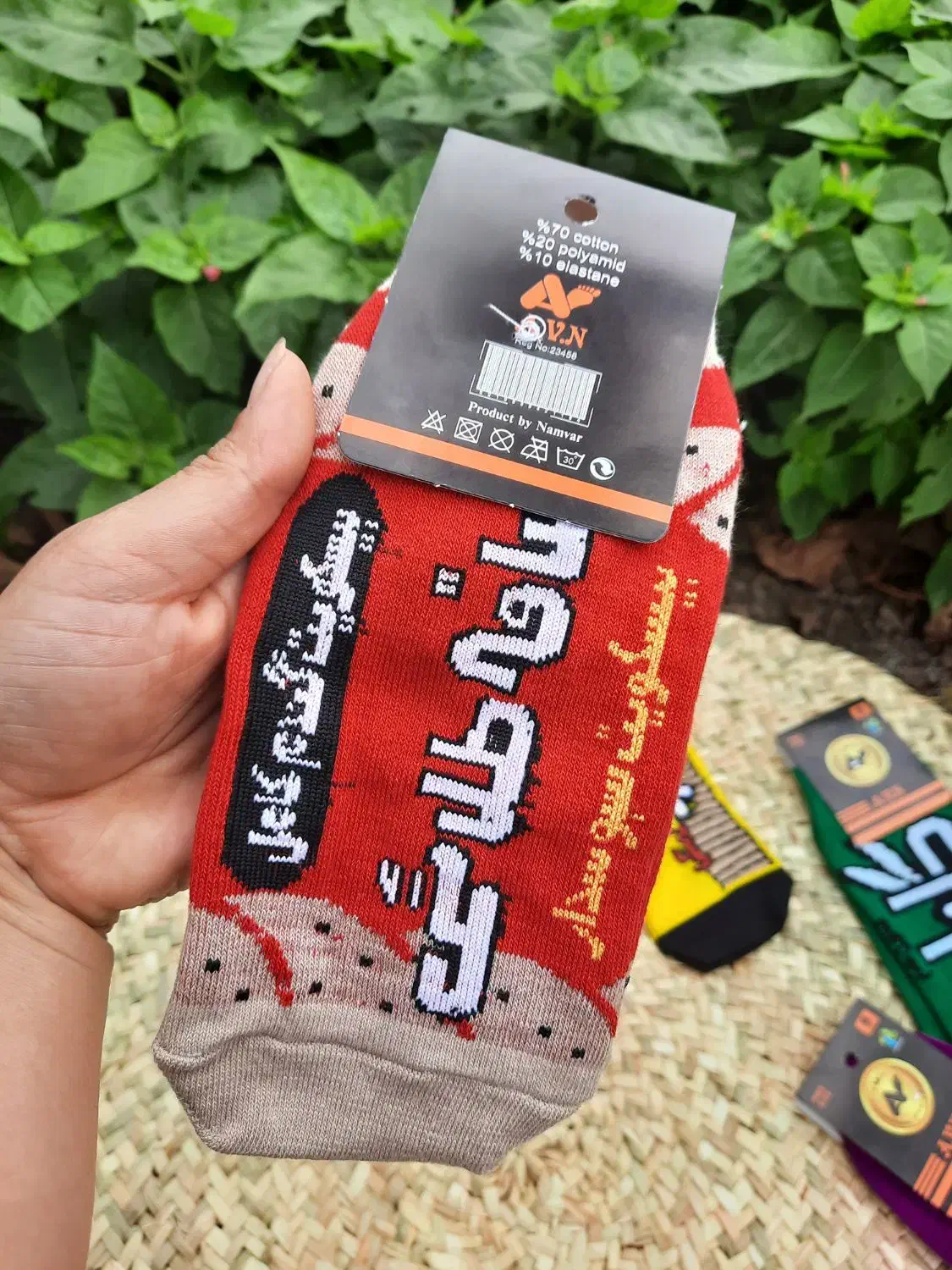 جوراب نوستالژی ساقه طلایی|لباس|رشت, هلال احمر|دیوار