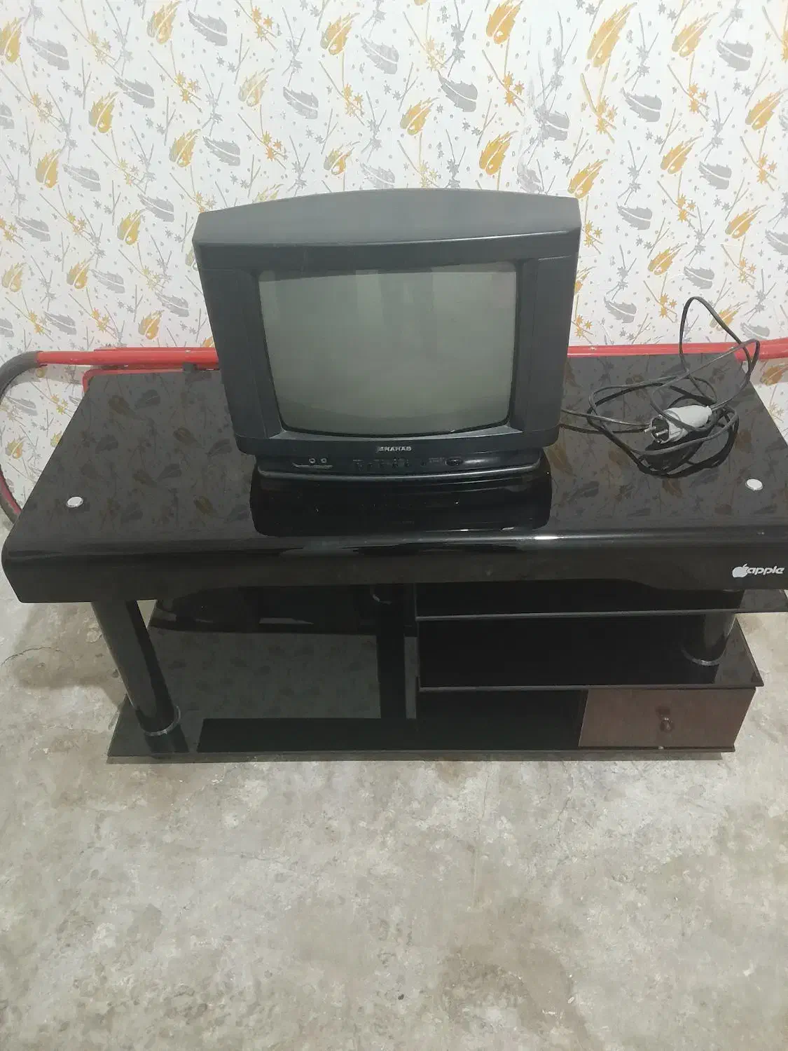 یک عدد تلوزیون 14اینج با میز یک میلیون|تلویزیون و پروژکتور|خوی, |دیوار