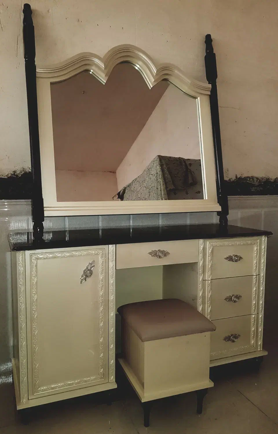 سرویس خواب|تخت و سرویس خواب|شاهین دژ, |دیوار