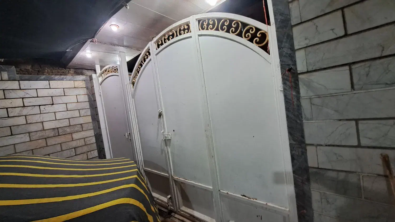 در حیاط|مصالح و تجهیزات ساختمان|مسجد سلیمان, |دیوار