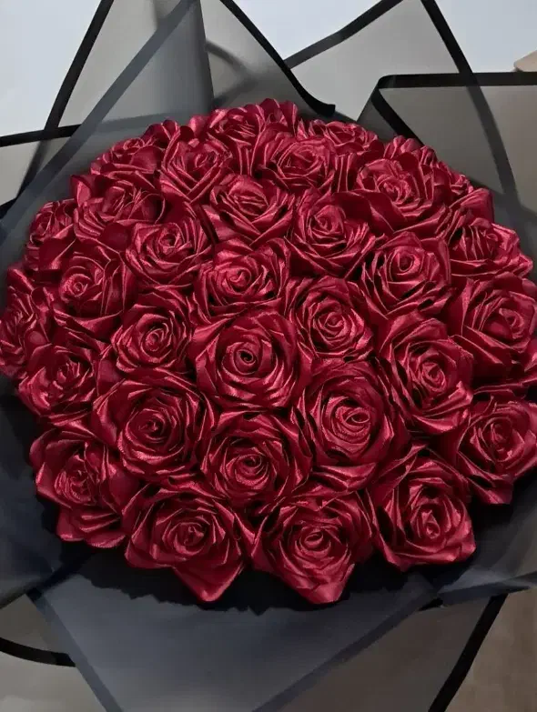 ۳۱ شاخه گل رز روبانی زرشکی . هدیه ای خاص|صنایع دستی و سایر لوازم تزئینی|سقز, |دیوار