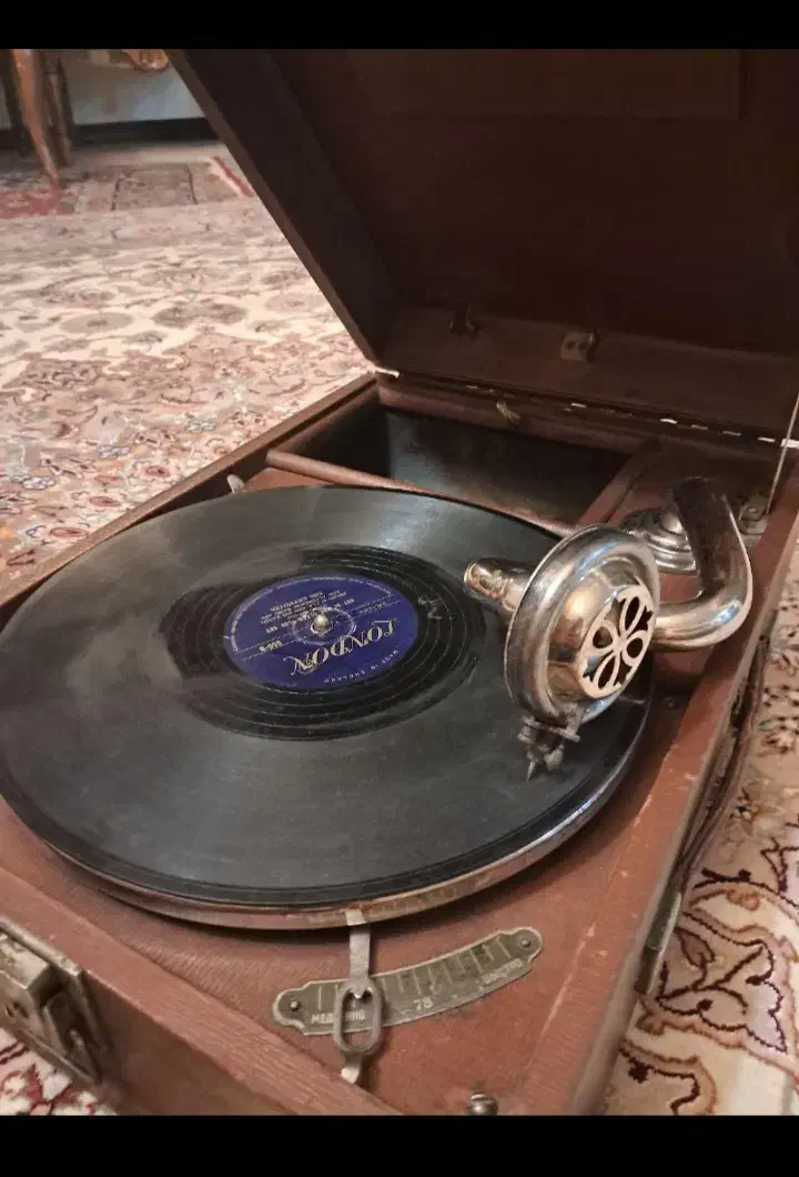 گرامافون قدیمی کیفی|کلکسیون اشیاء عتیقه|تربت‌حیدریه, فرمانداری|دیوار