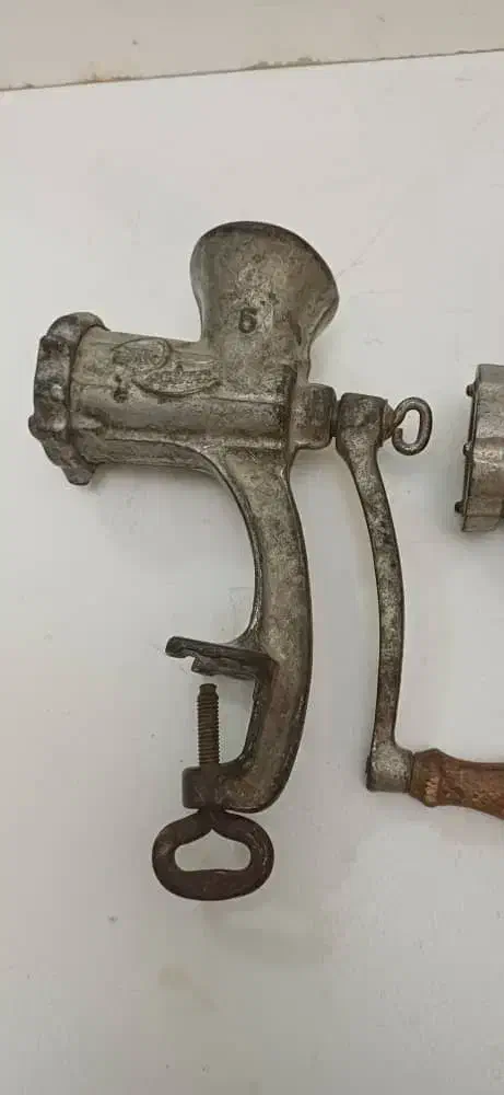 چرخ گوشت قدیمی|کلکسیون اشیاء عتیقه|فولادشهر, مسکن مهر فولادشهر|دیوار
