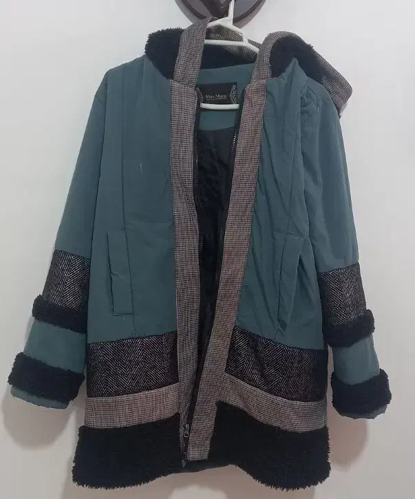 کاپشن|لباس|یاسوج, |دیوار