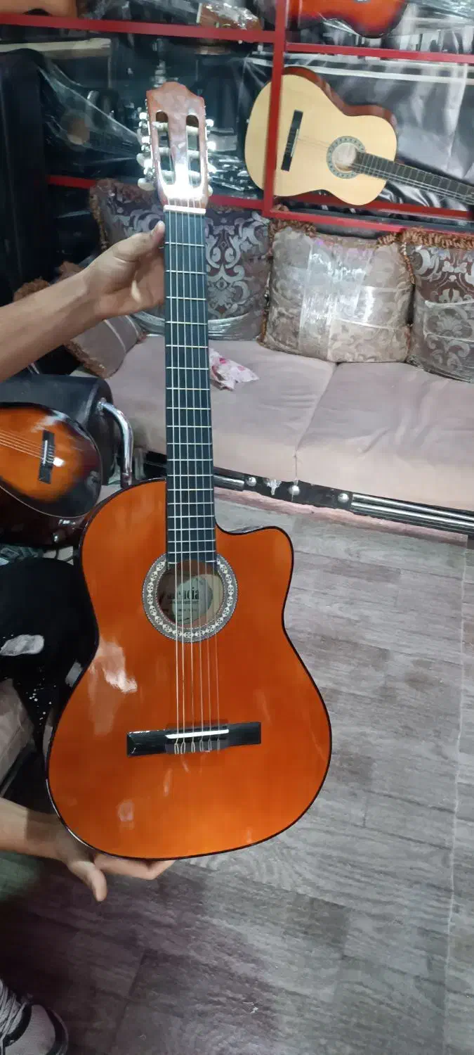 گیتار والنسیا خارجی|گیتار، بیس، امپلیفایر|ورامین, ورامین|دیوار