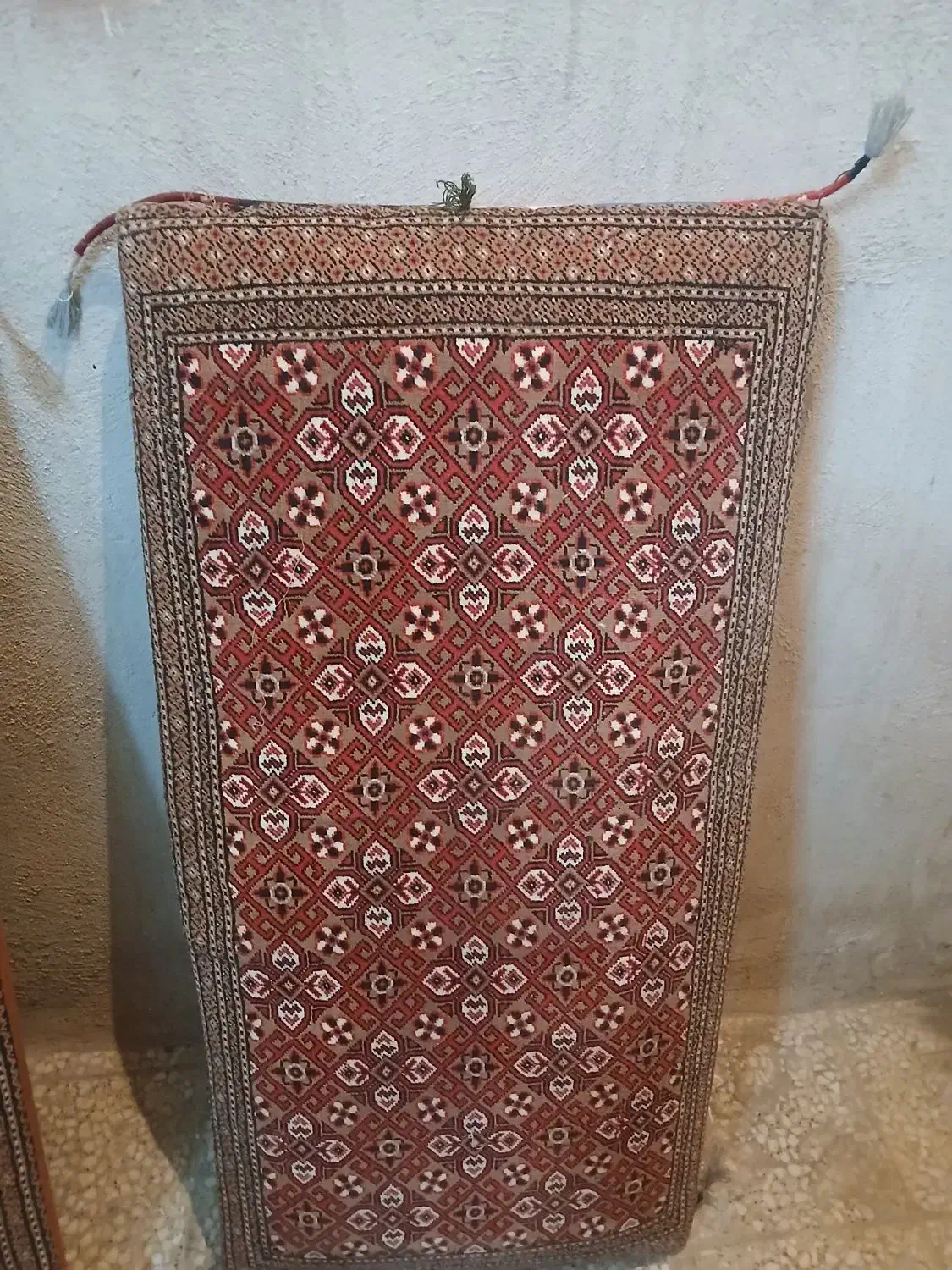 پشتی سنتی|پشتی|نجفآباد, گلدشت|دیوار